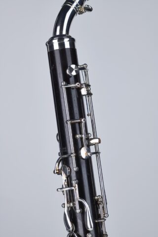 Nahaufnahme einer Hammerschmidt OH-810 Klarinette mit schwarzem Korpus und silberfarbenen Klappen.