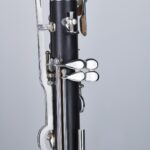 Detailansicht einer schwarzen Hammerschmidt OH-810 Klarinette mit silberfarbenen Klappen und Mechanik vor einem neutralen, hellen Hintergrund.