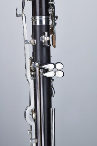 Detailansicht einer schwarzen Hammerschmidt OH-810 Klarinette mit silberfarbenen Klappen und Mechanik vor einem neutralen, hellen Hintergrund.